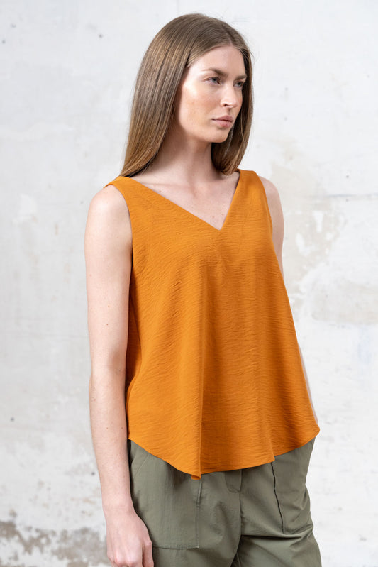 TOP ESCOTE PICO ABIERTO TEJA