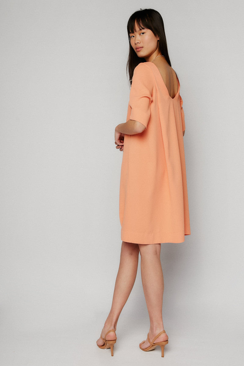 VESTIDO PLIEGUE Y ESCOTE EN ESPALDA ALBARICOQUE