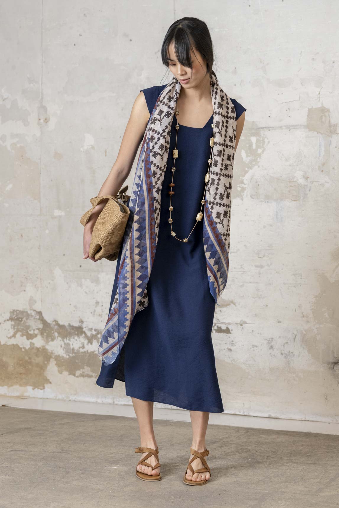 VESTIDO TRIÁNGULO ESPALDA AZUL MARINO