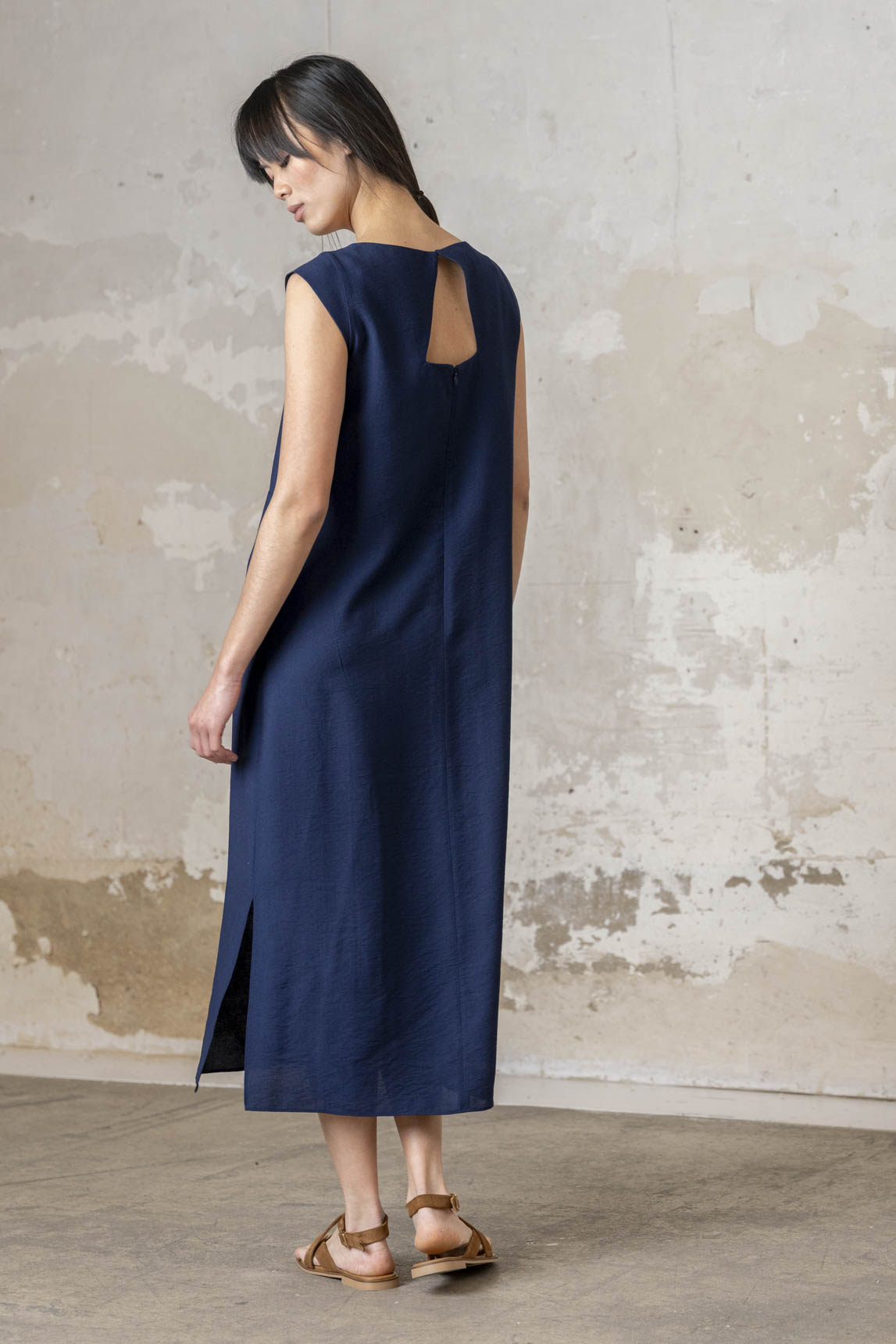 VESTIDO TRIÁNGULO ESPALDA AZUL MARINO