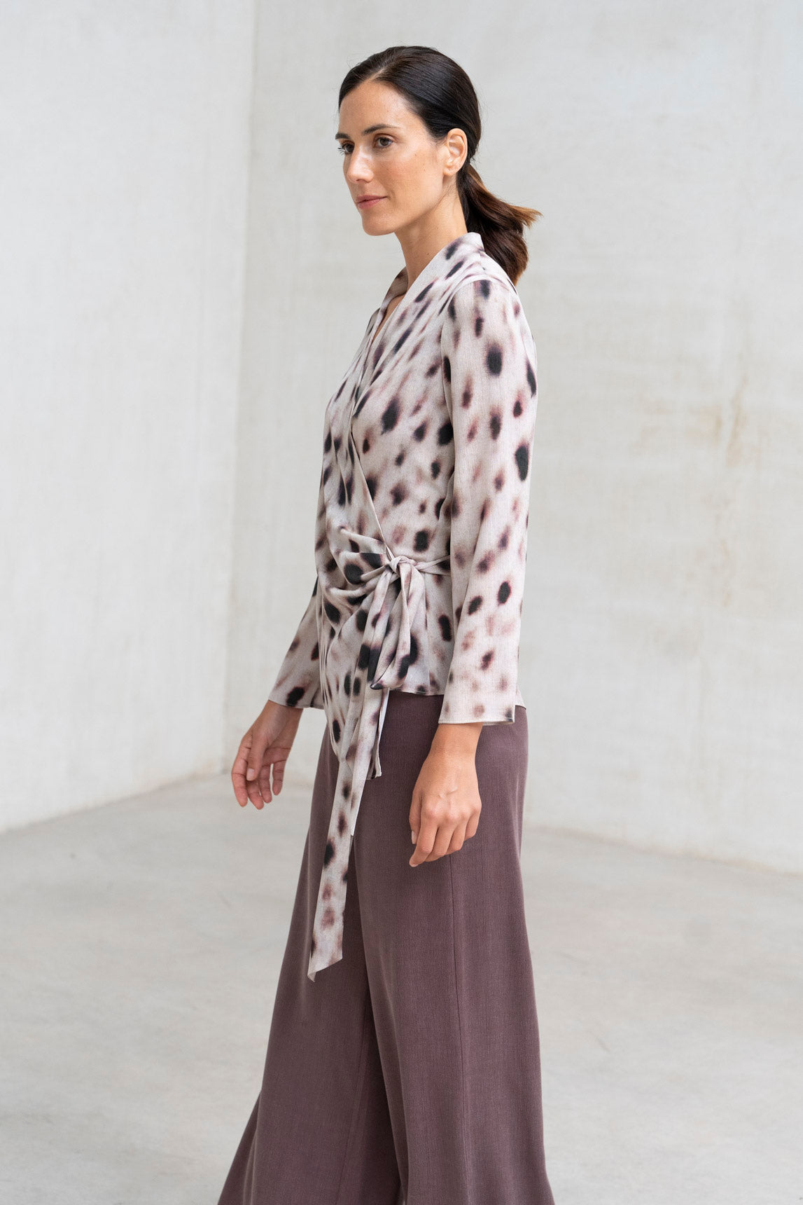 TOP ESTAMPADA CRUZADA LAZO BEIGE-CRUDO