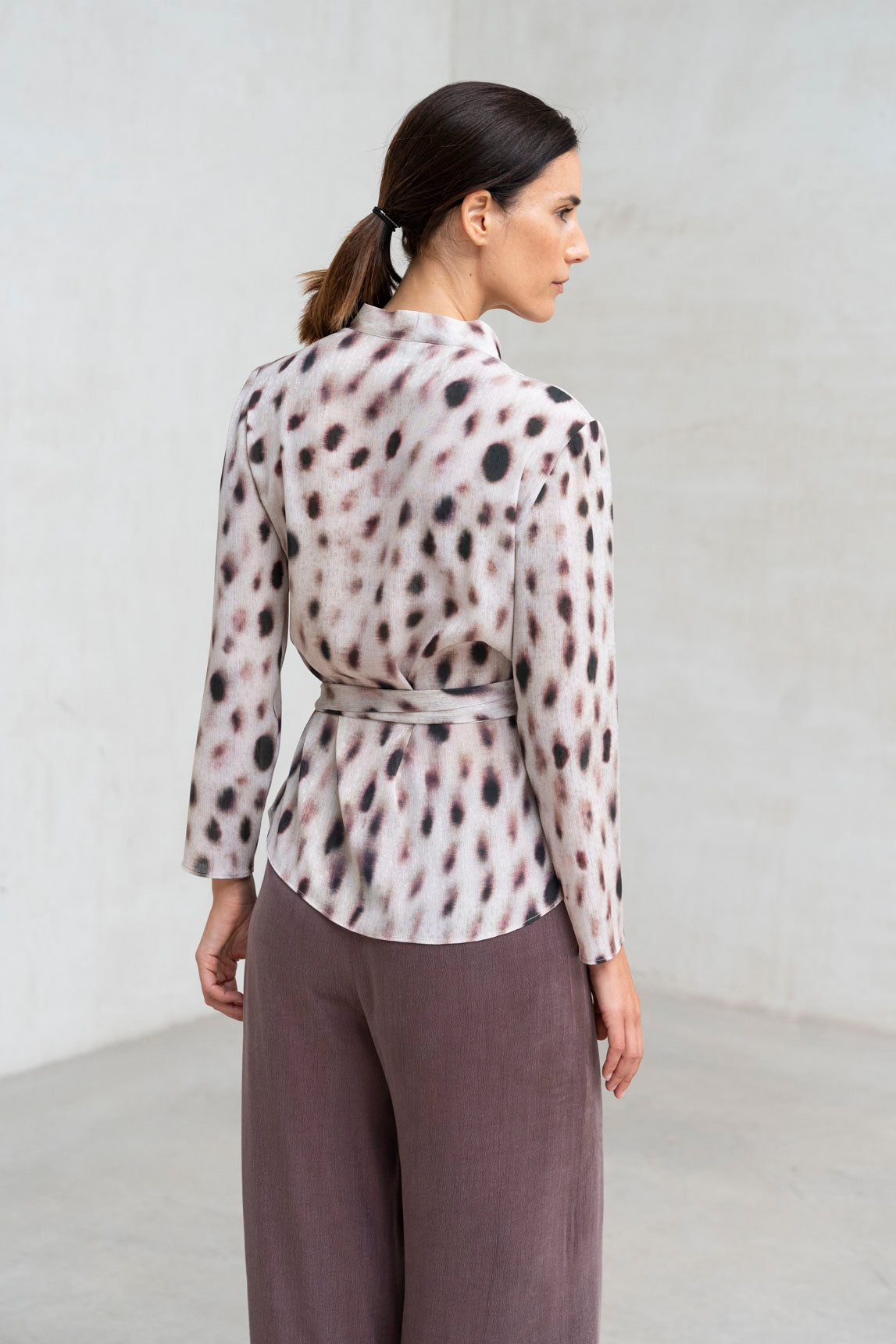 TOP ESTAMPADA CRUZADA LAZO BEIGE-CRUDO