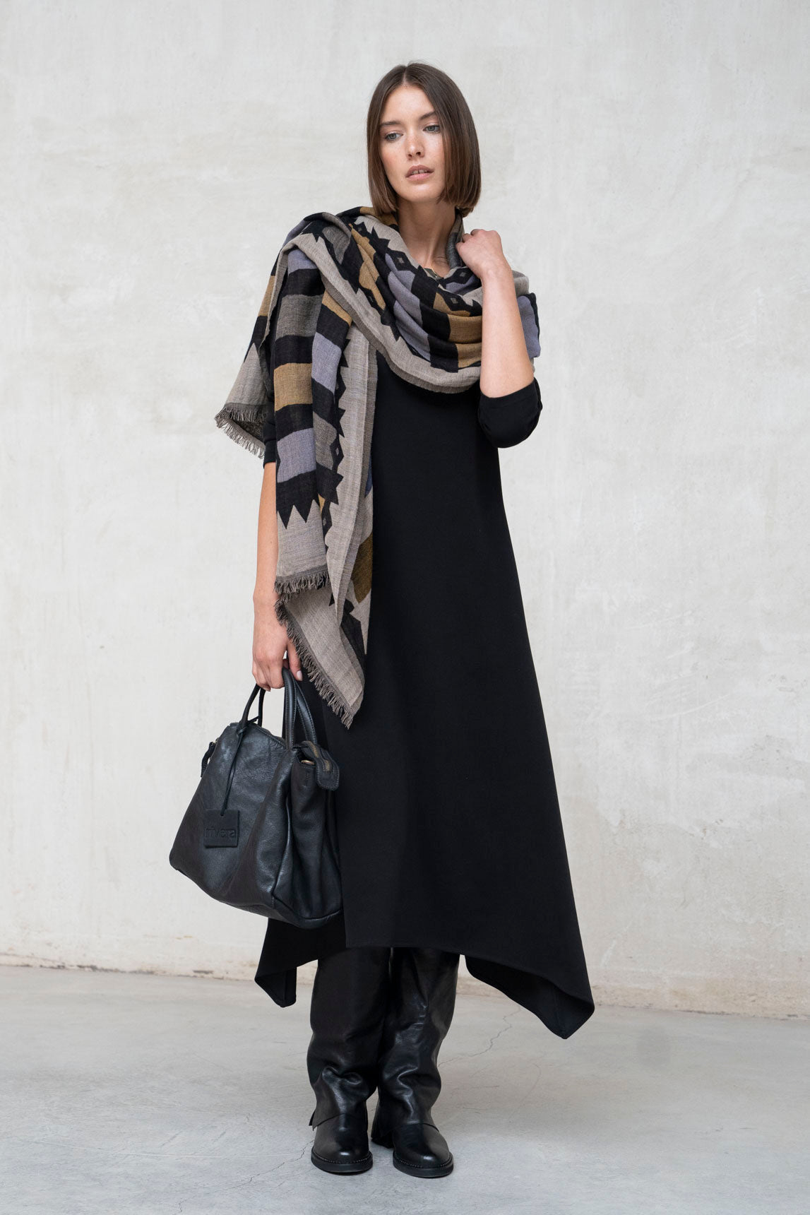 VESTIDO ESCOTE ASIMÉTRICO NEGRO