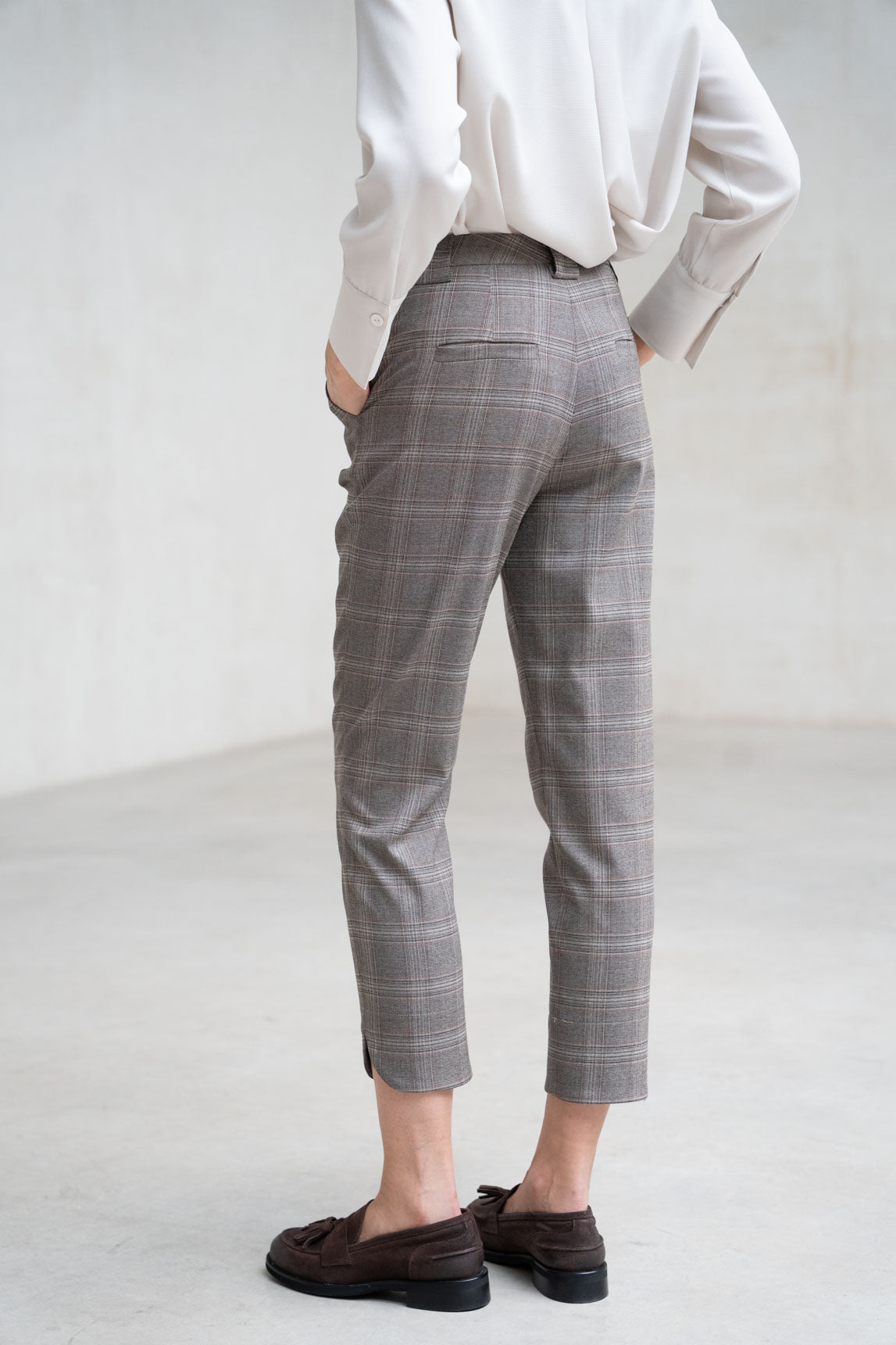 PANTALÓN SEMIRECTO BAJO ABIERTO GRIS Y BEIGE