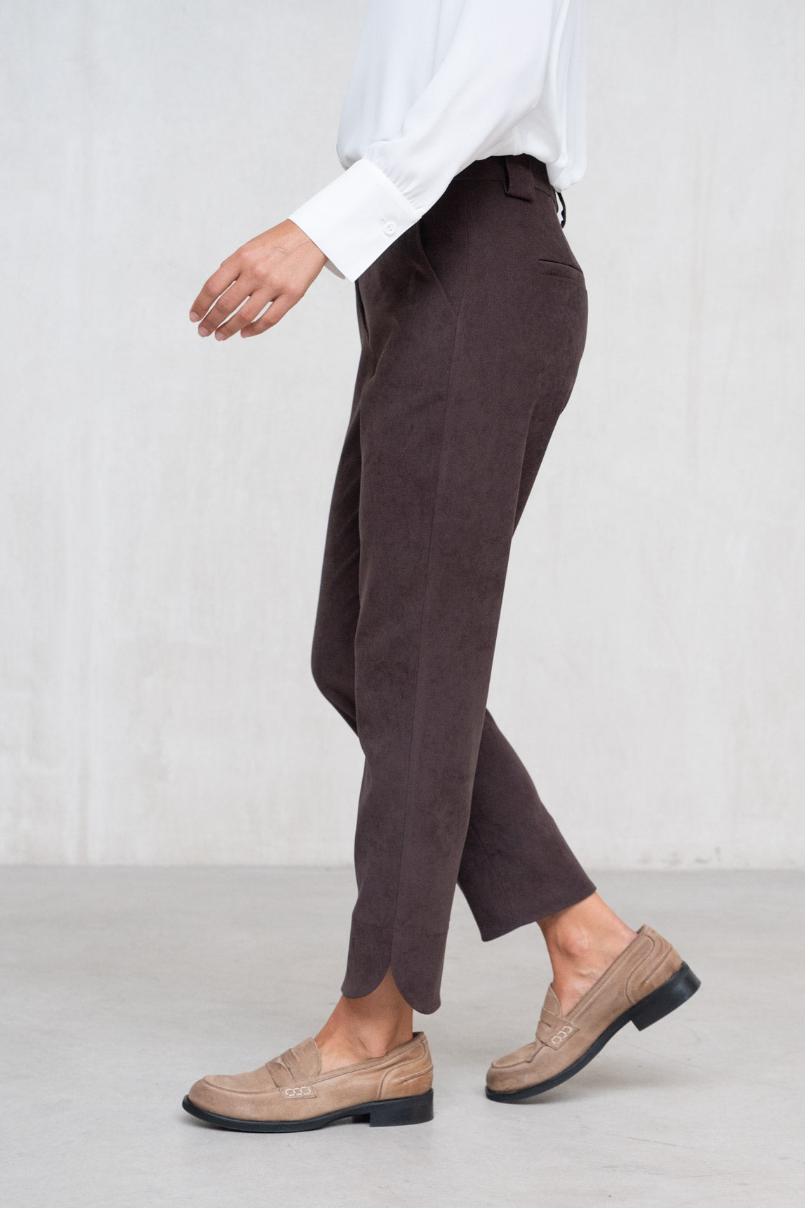 PANTALON SEMIRRECTO BAJO ABIERTO MARRON