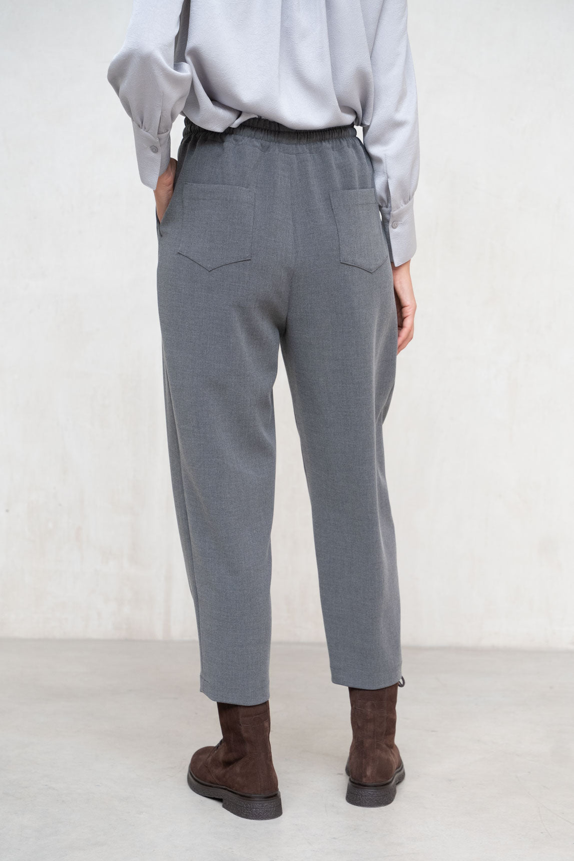 PANTALÓN PINZA ENCONTRADA DELANTE GRIS