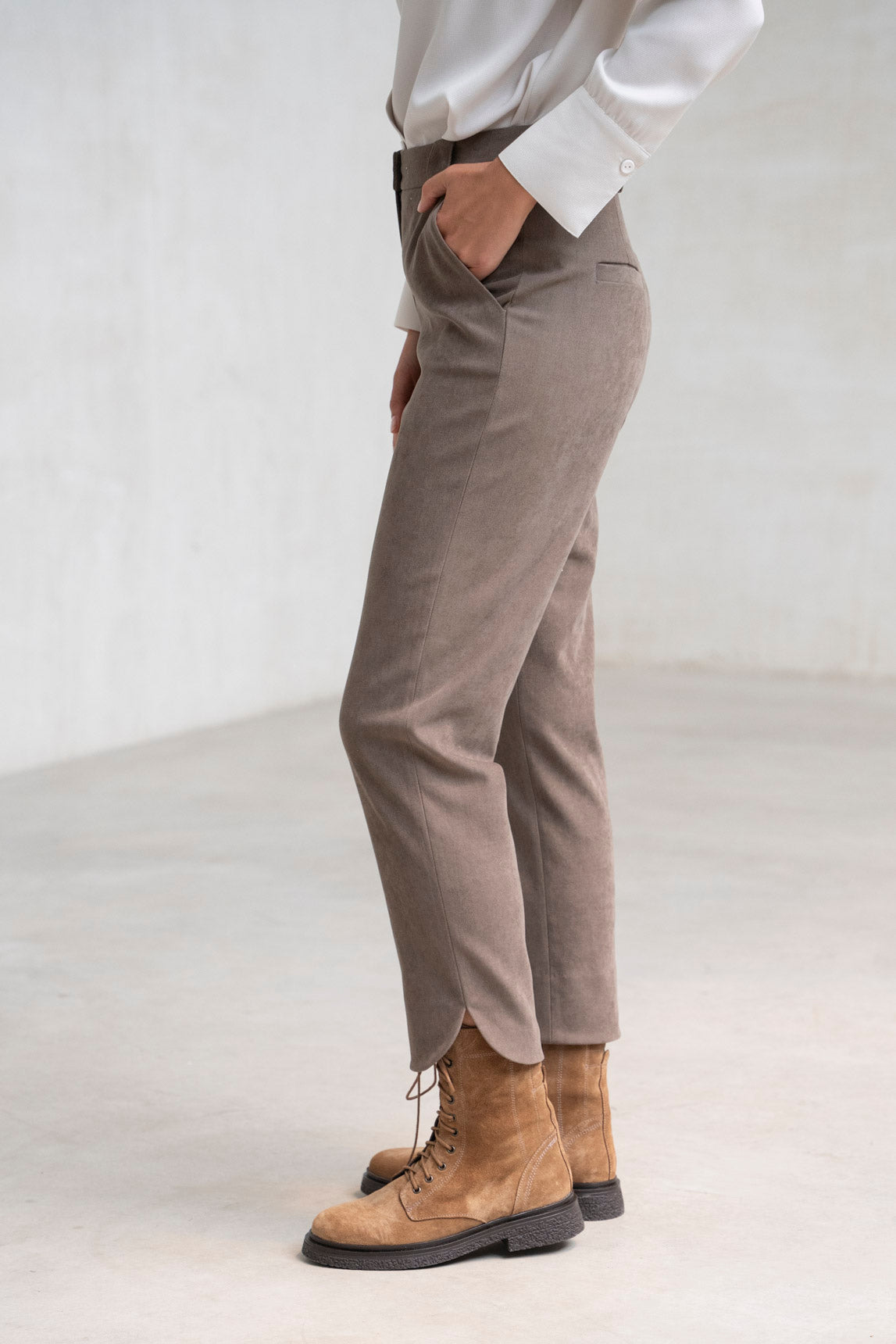 PANTALÓN VICO ESTRECHO ABERTURA ABAJO TOPO