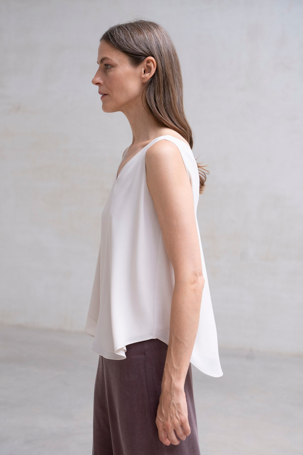 TOP TIRANTE ESCOTE PICO CREMA