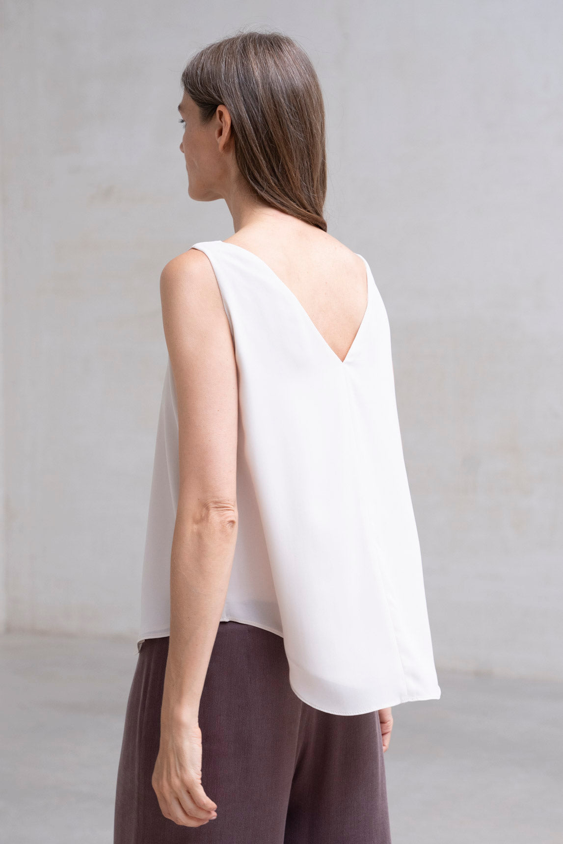 TOP TIRANTE ESCOTE PICO CREMA