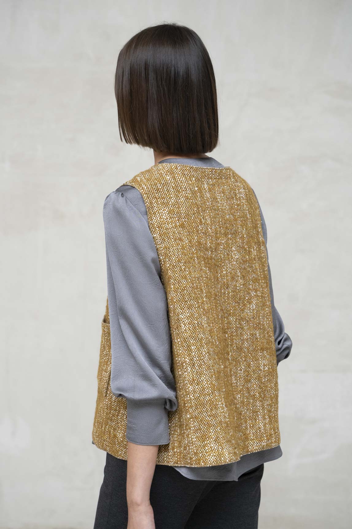 TOP ESCOTE PICO BOLSILLO BLANCO Y BEIGE