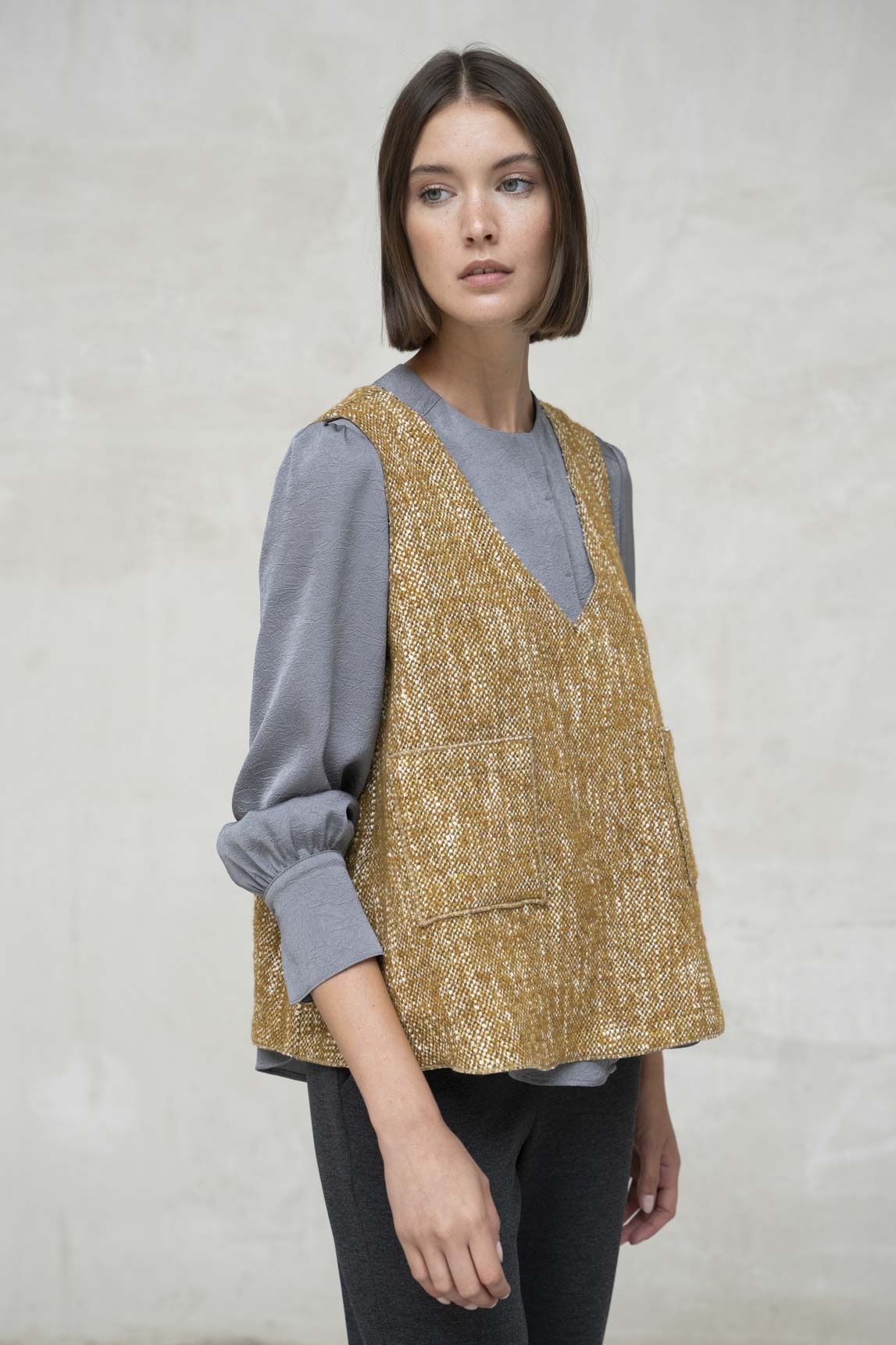 TOP ESCOTE PICO BOLSILLO BLANCO Y BEIGE