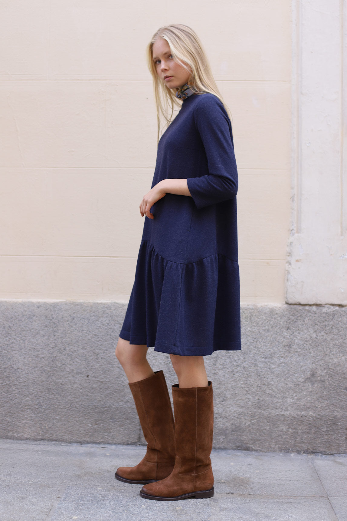 VESTIDO EVASE VOLANTE AZUL MARINO