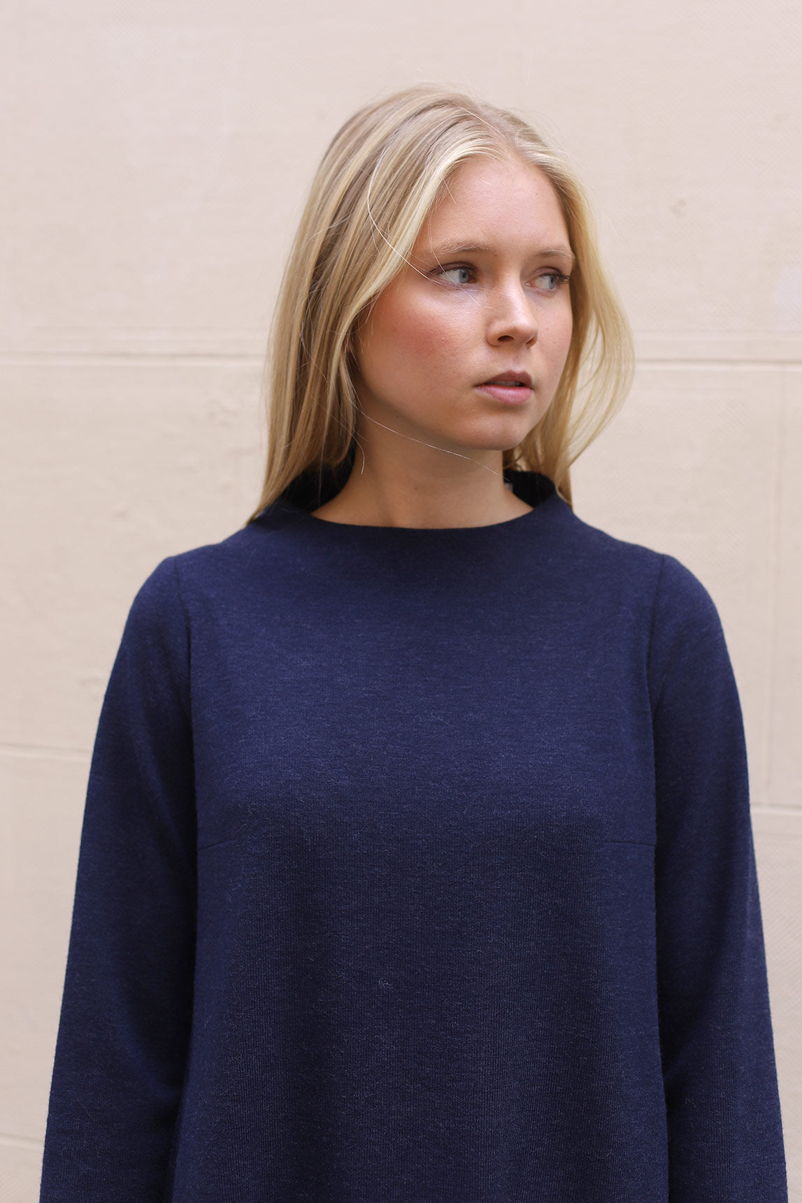 VESTIDO EVASE VOLANTE AZUL MARINO