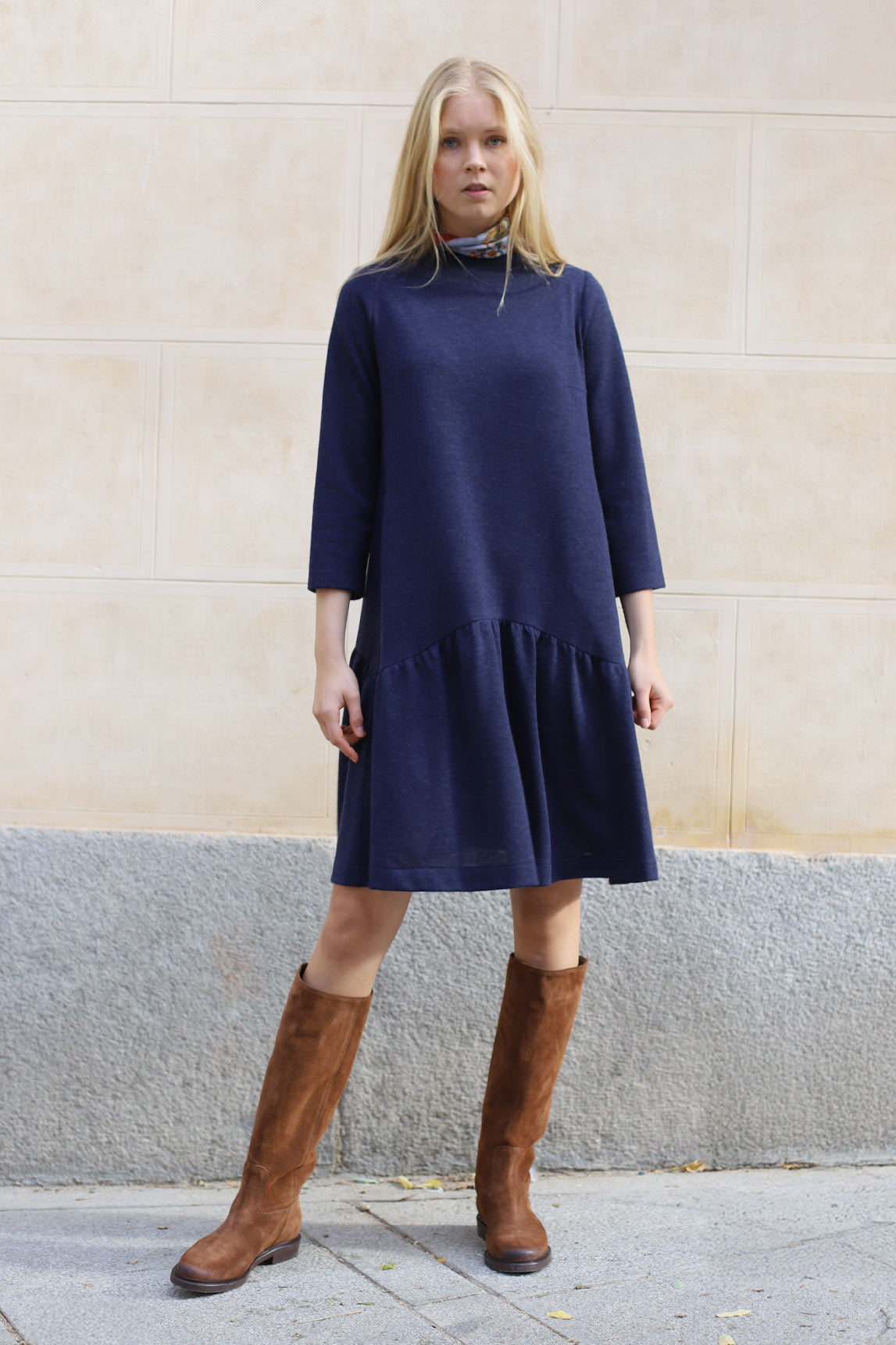 VESTIDO EVASE VOLANTE AZUL MARINO