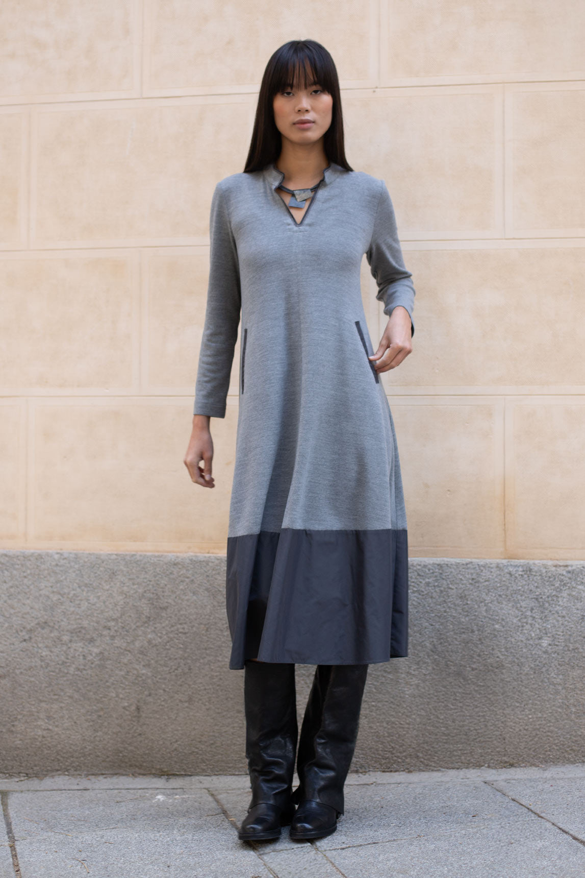 VESTIDO MARSELLA PUNTO CUELLO MAO BAJO TECNOLÓGICO