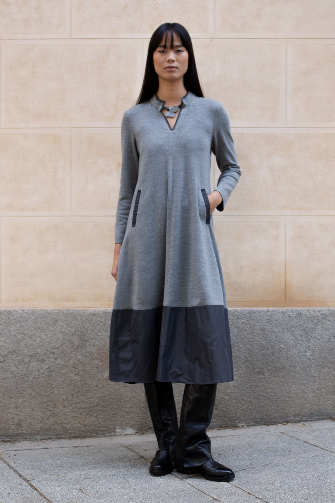 VESTIDO MARSELLA PUNTO CUELLO MAO BAJO TECNOLÓGICO